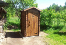 Фото - Деревянный туалет для дачи: выбор места и размеров, конструкция и монтаж, примеры дизайна, фото