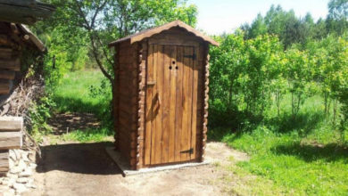 Фото - Деревянный туалет для дачи: выбор места и размеров, конструкция и монтаж, примеры дизайна, фото